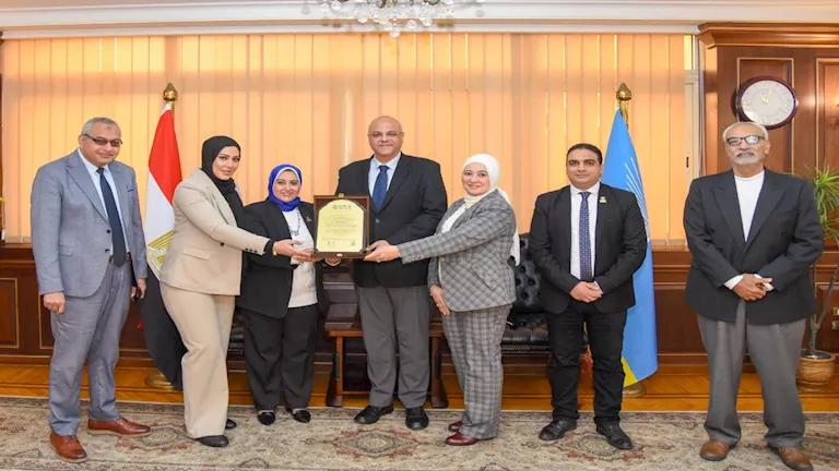 محافظ الإسكندرية يشهد تسليم شهادة الأيزو لمركز تدريب المحافظة
