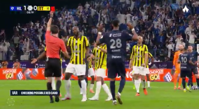 خبير تحيكيمي يحسم جدل صحة طرد حسن كادش‬