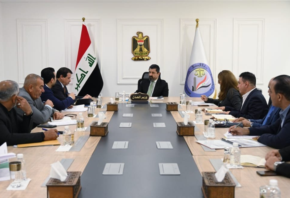 وزير العدل يوجّه باستكمال توسعة السجون وتوسيع البرامج التعليمية للنزلاء