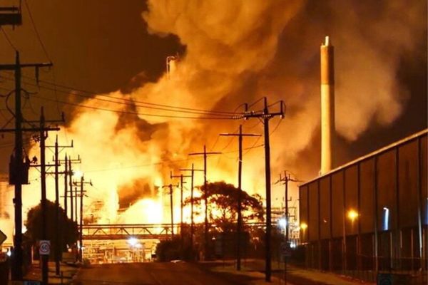 اندلاع حريق في مصفاة نفط إثر تسرب غاز جنوب شرقي أستراليا