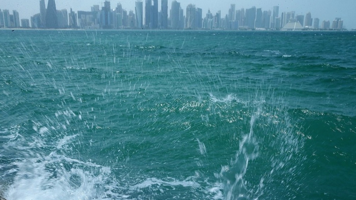 ‫ الأرصاد الجوية تحذر من رياح قوية وأمواج عالية في البحر الليلة