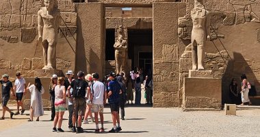 سياح العالم يتحدون حرارة الطقس بزيارات مميزة لمعالم الأقصر الأثرية.. يستمتعون يوميا بالكرنك وحتشبسوت ومقابر الملوك والملكات.. ورحلات البالون الطائر تضفى أجواء مغامرة كل صباح.. وشرح وافٍ للضيوف عن عظمة
