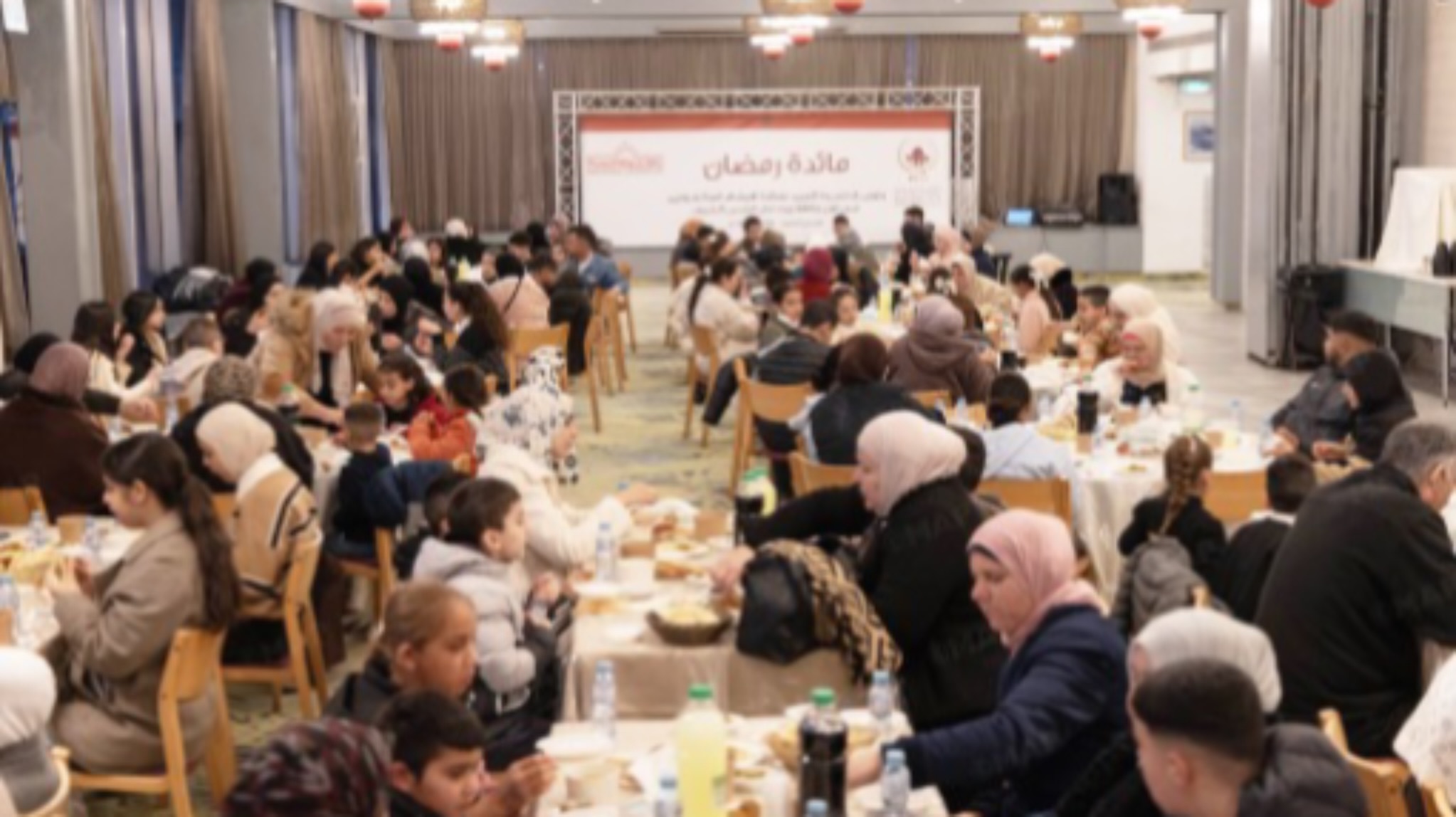 إفطار رمضاني جماعي.. وكالة بيت مال القدس الشريف ترسم البسمة على وجوه 500 يتيم في القدس