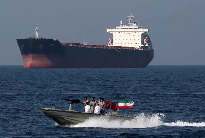 إيران تعيد إغلاق مضيق هرمز وتستأنف تشغيل مطاراتها