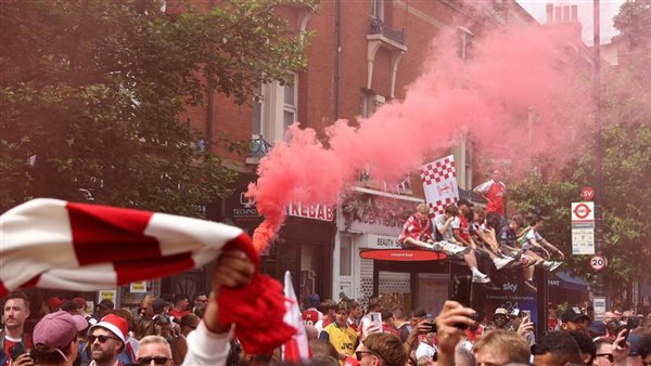 "بث مباشر" موكب احتفال نادي آرسنال بلقب الدوري الإنجليزي في شوارع لندن