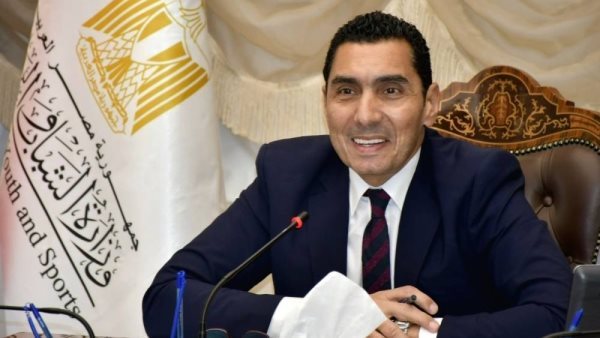 وزير الشباب والرياضة يزور اتحاد الكرة ويؤكد: الدولة تدعم تطوير منظومة كرة القدم المصرية