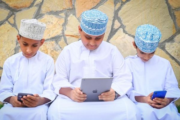 معنيّون ومختصّون: التوجيهُ السّامي لتنظيم استخدام الأطفال المنصّات الرقميّة يؤسّس لبيئة رقميّة أكثر أمانًا لهم