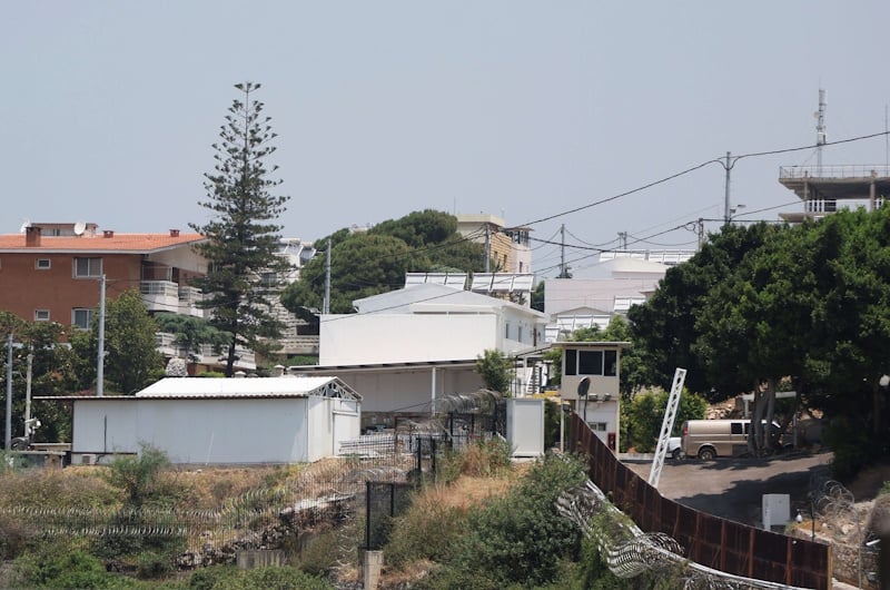 قناة لبنانية: السفارة الأمريكية تجلي العشرات من موظفيها على خلفية التوتر الإقليمي