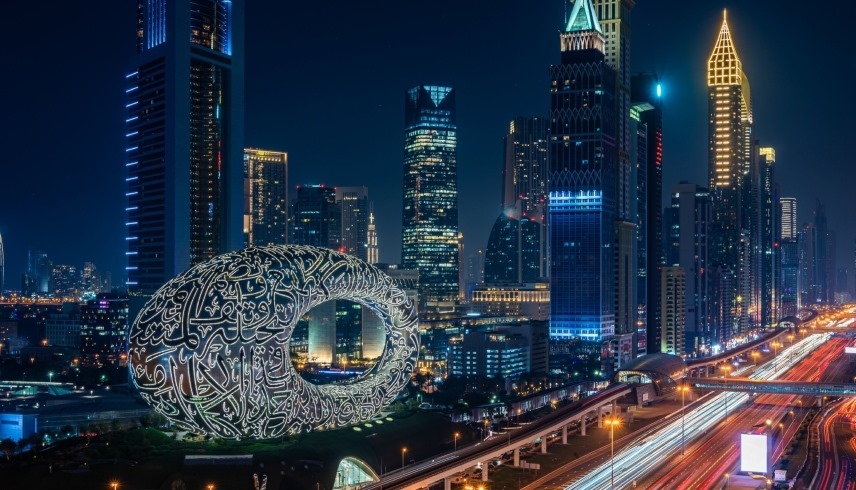 "دبي الرقمية" تطلق برنامجاً لتدريب 50 ألف موظف حكومي على الذكاء الاصطناعي