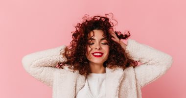 لو شعرك كيرلى.. 6 زيوت طبيعية تساعد على تسريع نموه