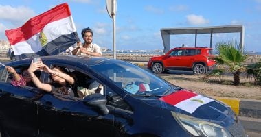جماهير الإسكندرية تحتفل على الكورنيش بعد صعود منتخب مصر لدور الـ 32