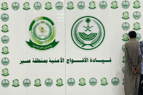 ضبط مواطنين في عسير لنقلهما 4 مخالفين لنظام أمن الحدود