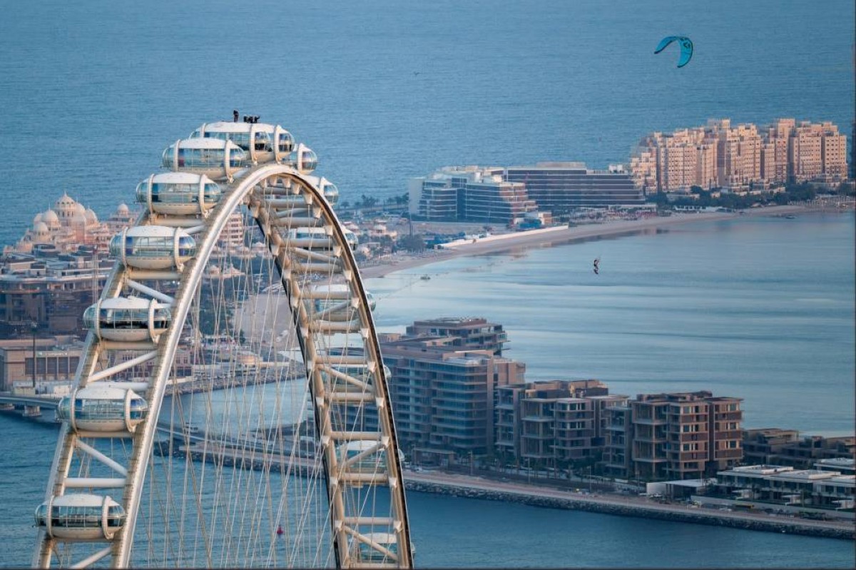 بطل العالم في التزلج الشراعي أندريا برينسيبي ينفذ قفزة جوية من أعلى "عين دبي"