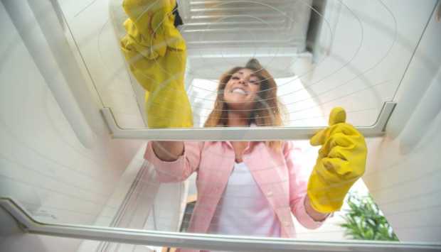 تنظيف الثلاجة قبل رمضان.. طرق آمنة لإزالة الروائح غير المرغوبة