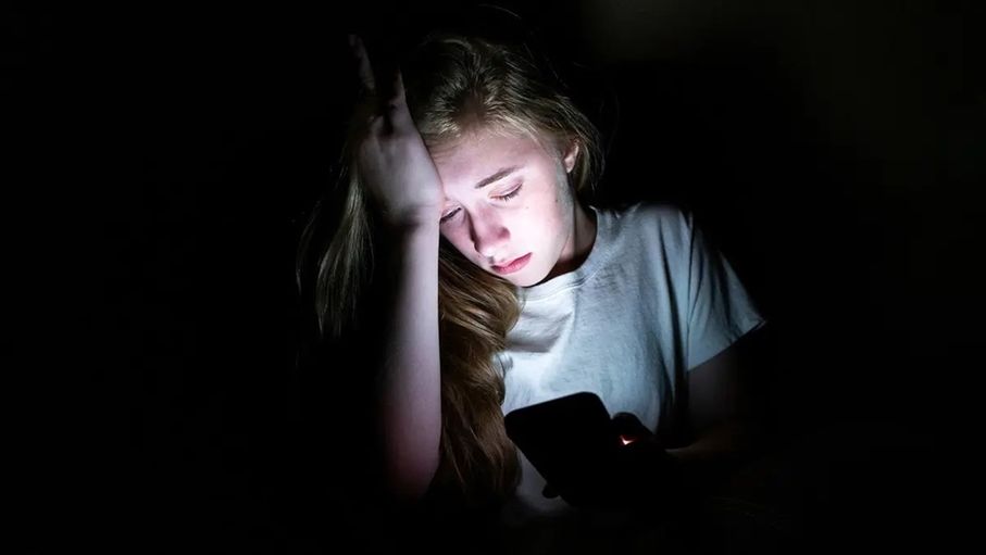 خبراء: الأردن يتخذ خطوة استباقية لحماية اليافعين من مخاطر الانترنت