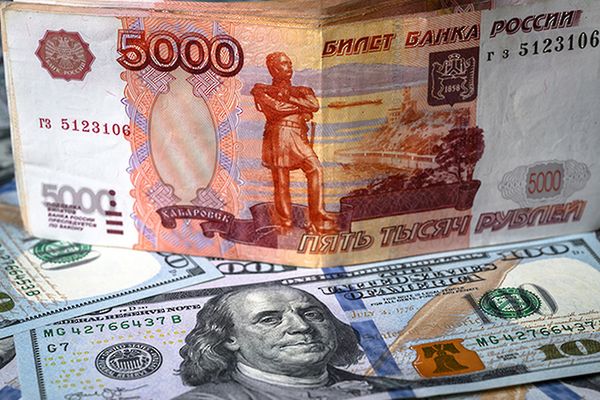 روسيا ترفع سعر صرف الروبل مقابل العملات الرئيسية