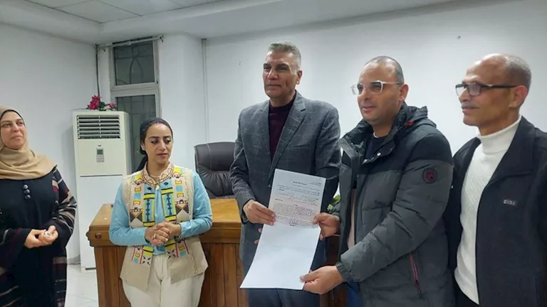تسليم عقود تقنين منازل للمواطنين في مدينة دهب