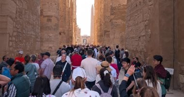 سياح من شتى بقاع العالم يعيشون أجواء شتوية ممتعة بين معابد ومقابر الأقصر