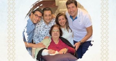 شقيق هاني رمزي يوثق سيرة والدته في كتيب تخليدًا لذكراها