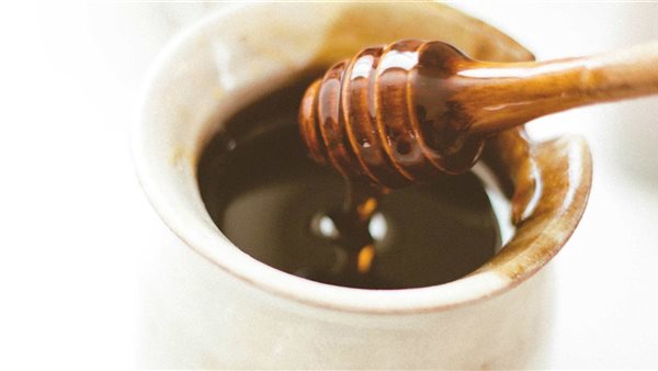 ماذا يحدث للجسم عند تناول العسل الأسود على الريق؟