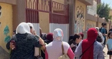 فرحة طلاب الشهادة الإعدادية عقب انتهاء آخر امتحانات العام