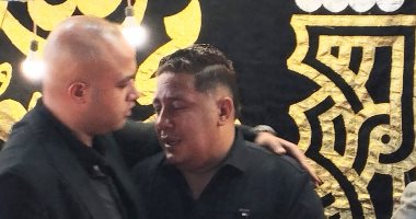 مش قادر يقف على رجله.. الحزن يسيطر على حمو بيكا في عزاء والده