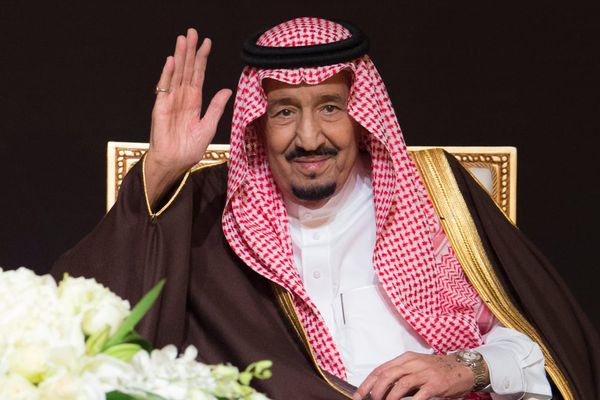 أمر ملكي بمنح أحمد العيسى وسام الملك عبدالعزيز من الدرجة الأولى