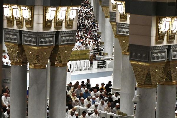 ضيوف الرحمن يتوافدون إلى المسجد النبوي بعد إتمامهم مناسك حج هذا العام