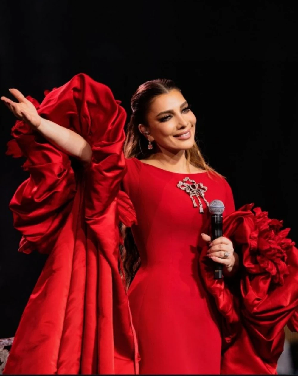أصالة نصري تتوهج بالأحمر في أحدث حفلاتها