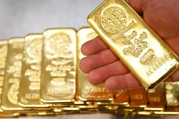 انخفاض أسعار الذهب مع ارتفاع النفط
