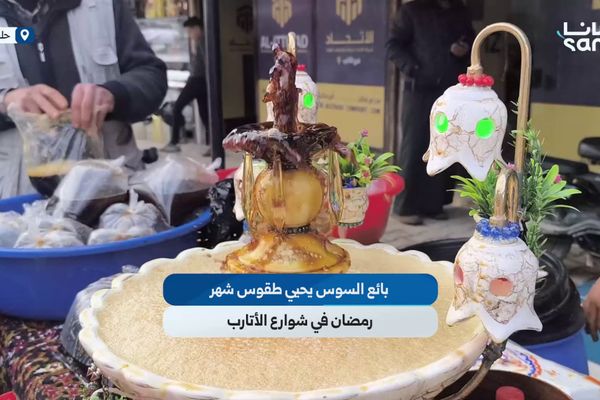 بائع السوس يحيي طقوس شهر رمضان في شوارع الأتارب بريف حلب