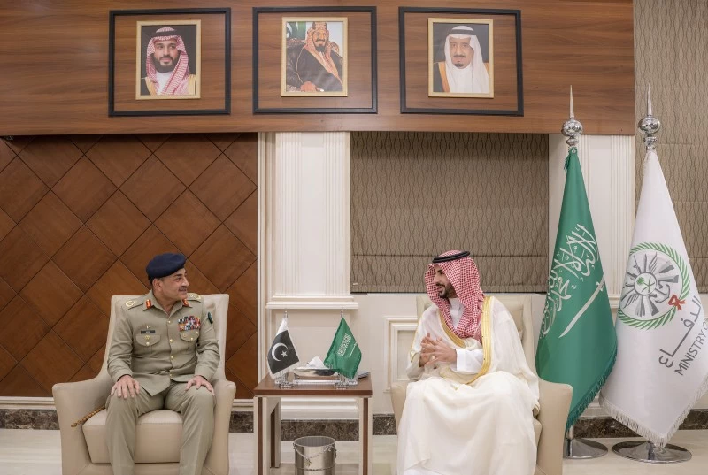 وزير الدفاع يبحث مع قائد الجيش الباكستاني الاعتداءات الإيرانية على المملكة