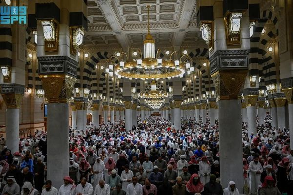 قاصدو المسجد النبوي يؤدون صلاة التهجد ليلة 27 من رمضان وسط أجواء إيمانية