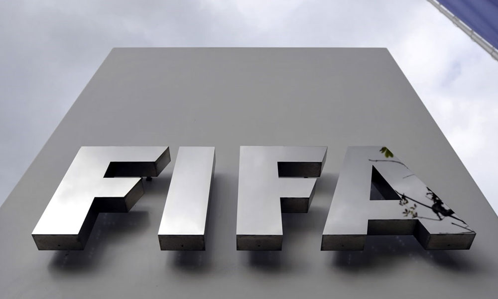 الفيفا يحظر استخدام الزجاجات القابلة لإعادة الاستخدام في ملاعب كأس العالم بسبب مخاوف تتعلق بالسلامة