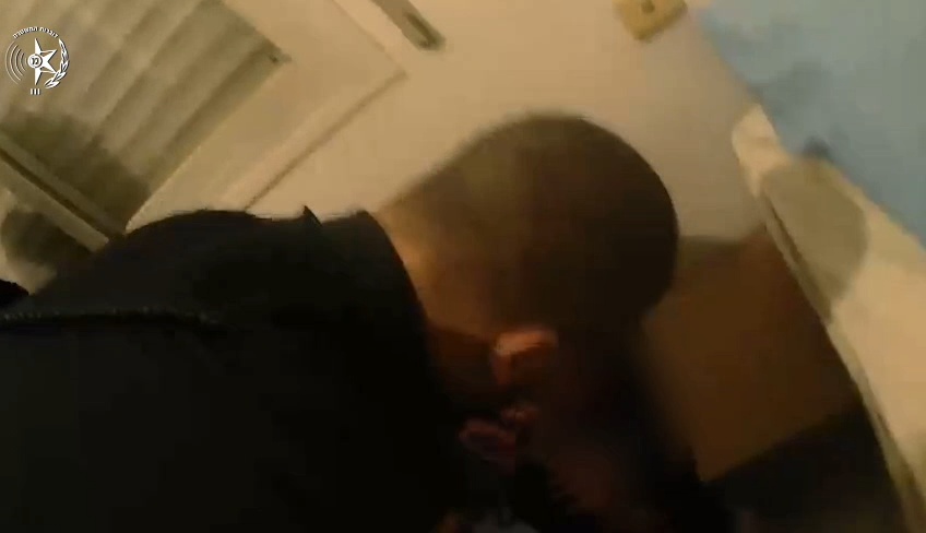 توثيق : لائحة اتهام ضد شاب من اللد باقتحام شقة والاعتداء على صاحبها في تل أبيب