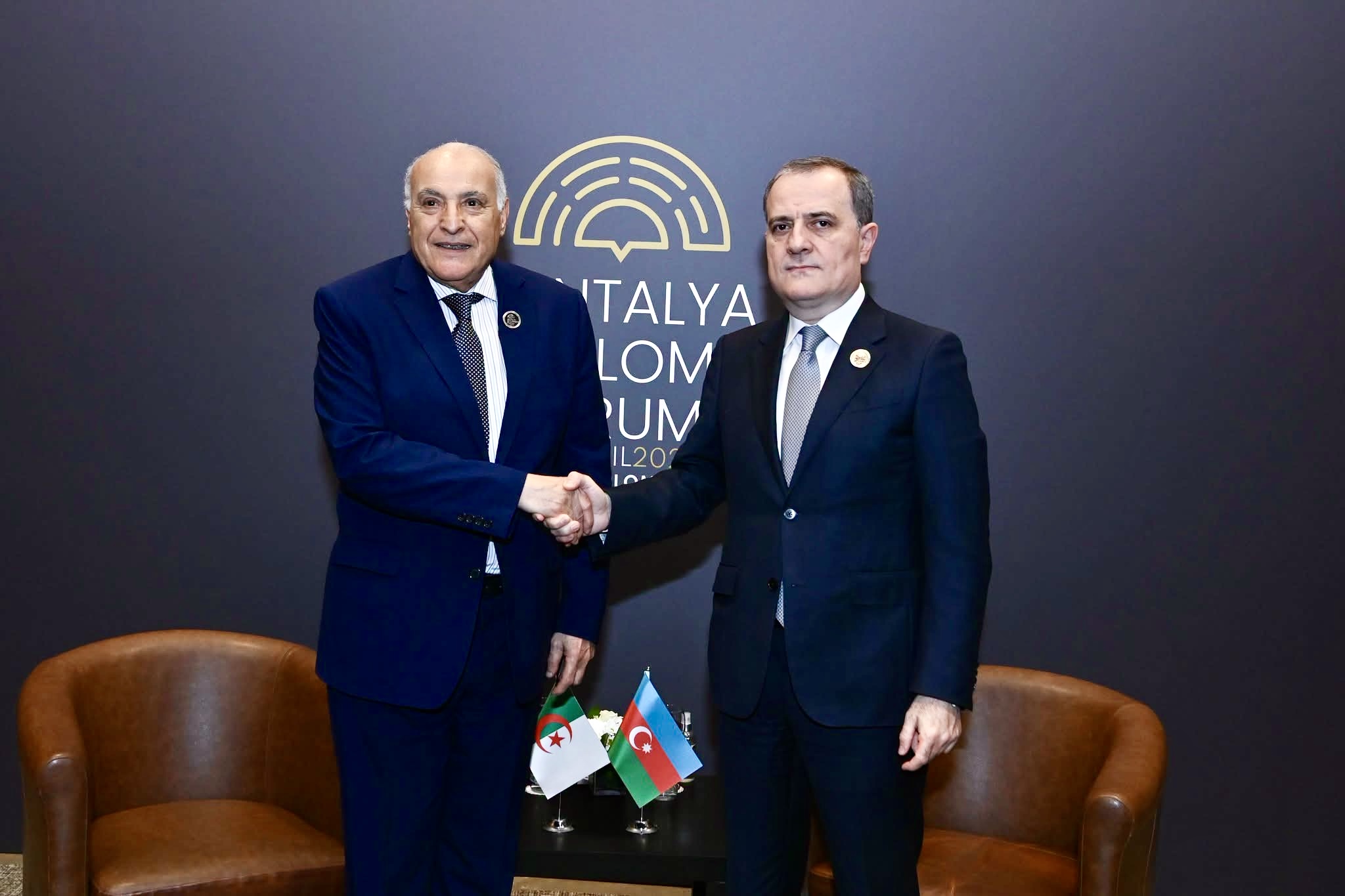 السيد عطاف يجري بأنطاليا محادثات مع وزير الشؤون الخارجية لأذربيجان