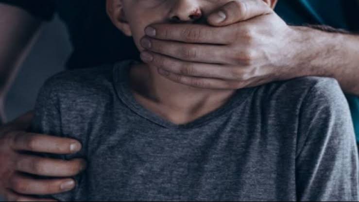 عامل خمسيني يهـ.ـتك عرض صغير أثناء لعبه أعلى سطح منزل بكرداسة