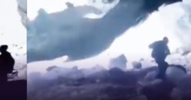 خلال تصويره.. انهيار كهف جليدى بالصين يودى بحياة سائح