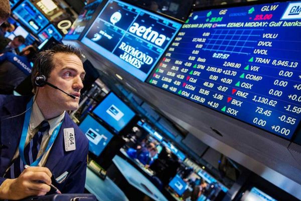 تباين في مؤشرات الأسهم الأمريكية بداية التعاملات