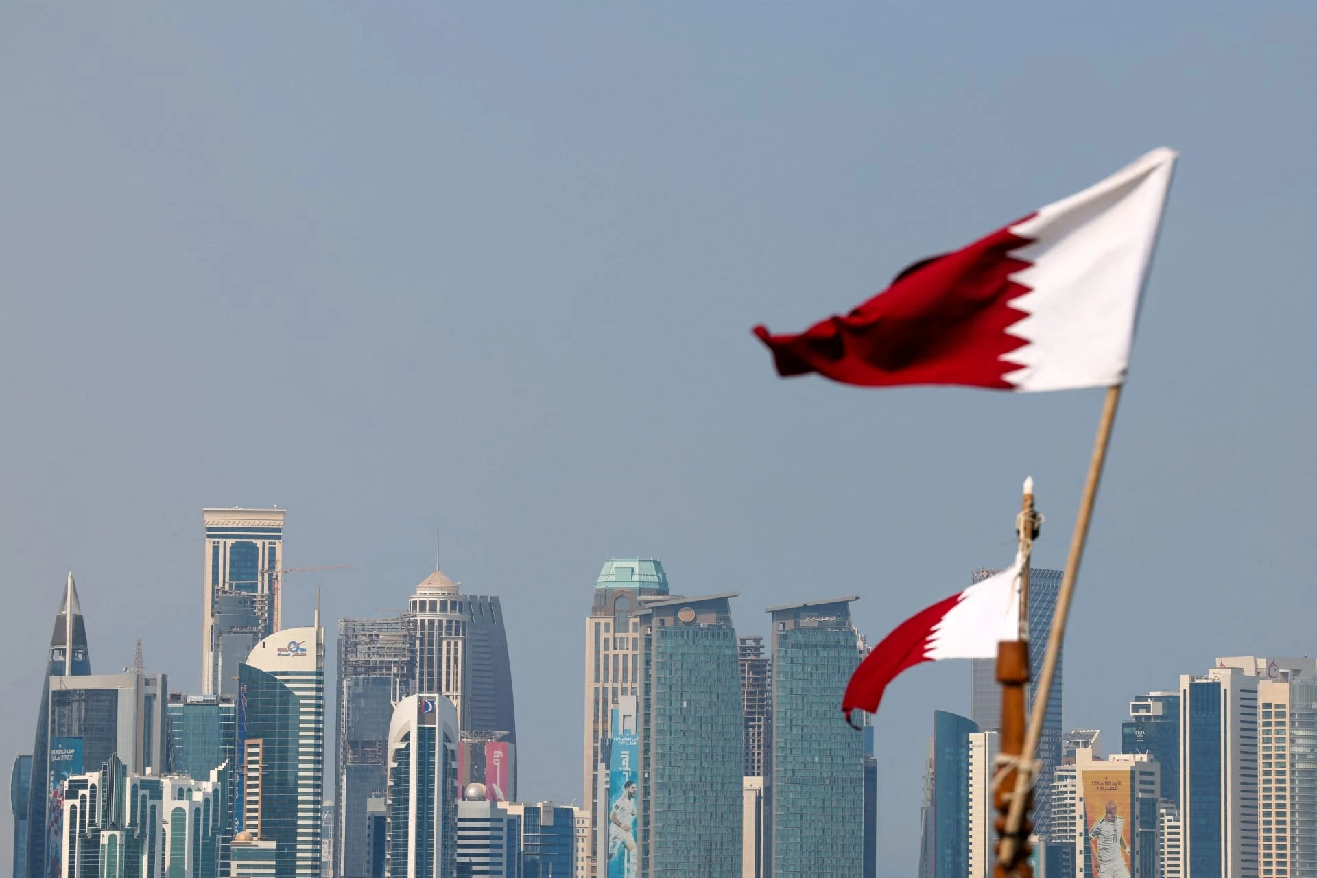 قطر تستدعي نائب السفير الإيراني وتحتج على استهداف ناقلتها