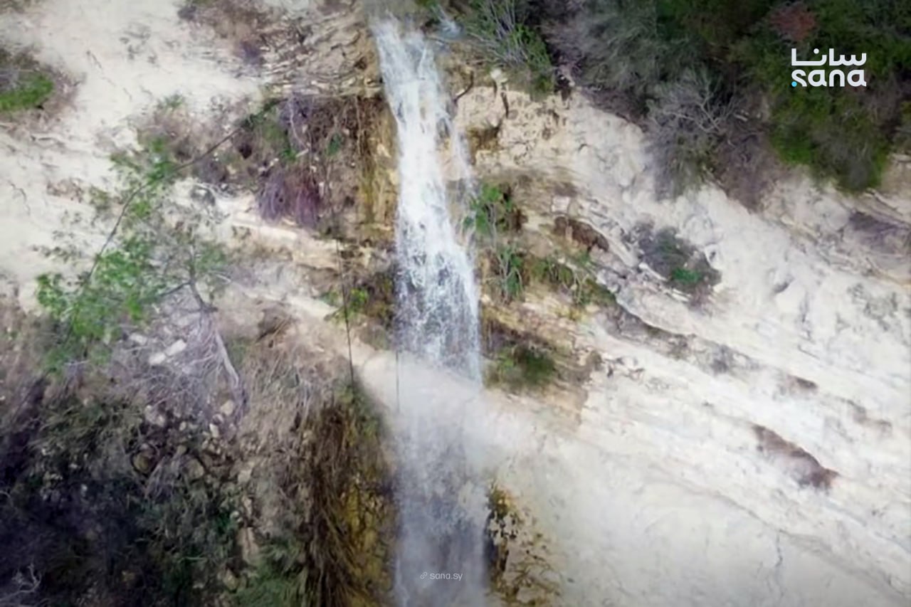انسياب شلال كفرية بغزارة باتجاه النهر الكبير الشمالي في ريف اللاذقية