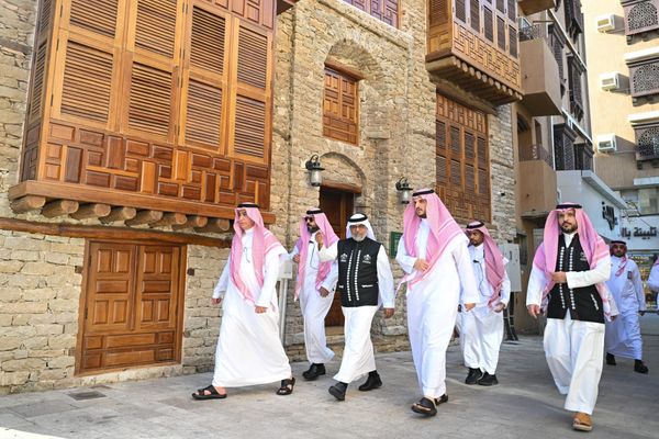 محافظ الطائف يقف ميدانيًا على المنطقة التاريخية ويؤكد أهمية استثمار مقوماتها التراثية والسياحية