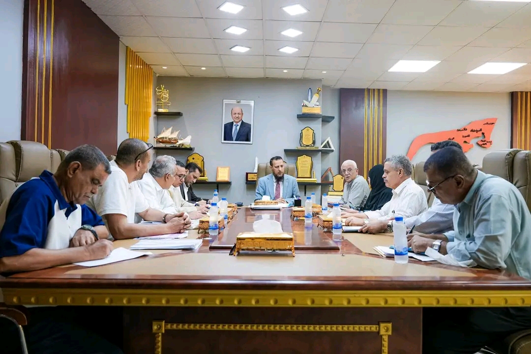 المحافظ شيخ يرأس اجتماعاً لمناقشة عدد من المشاريع في قطاعات المياه والأشغال والكهرباء وتطوير الجانبين المالي والإداري