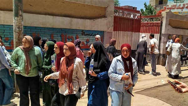 الامتحان سهل، ارتياح بين طلاب الثانوية العامة بالغربية عقب خروجهم من اللجان (فيديو)