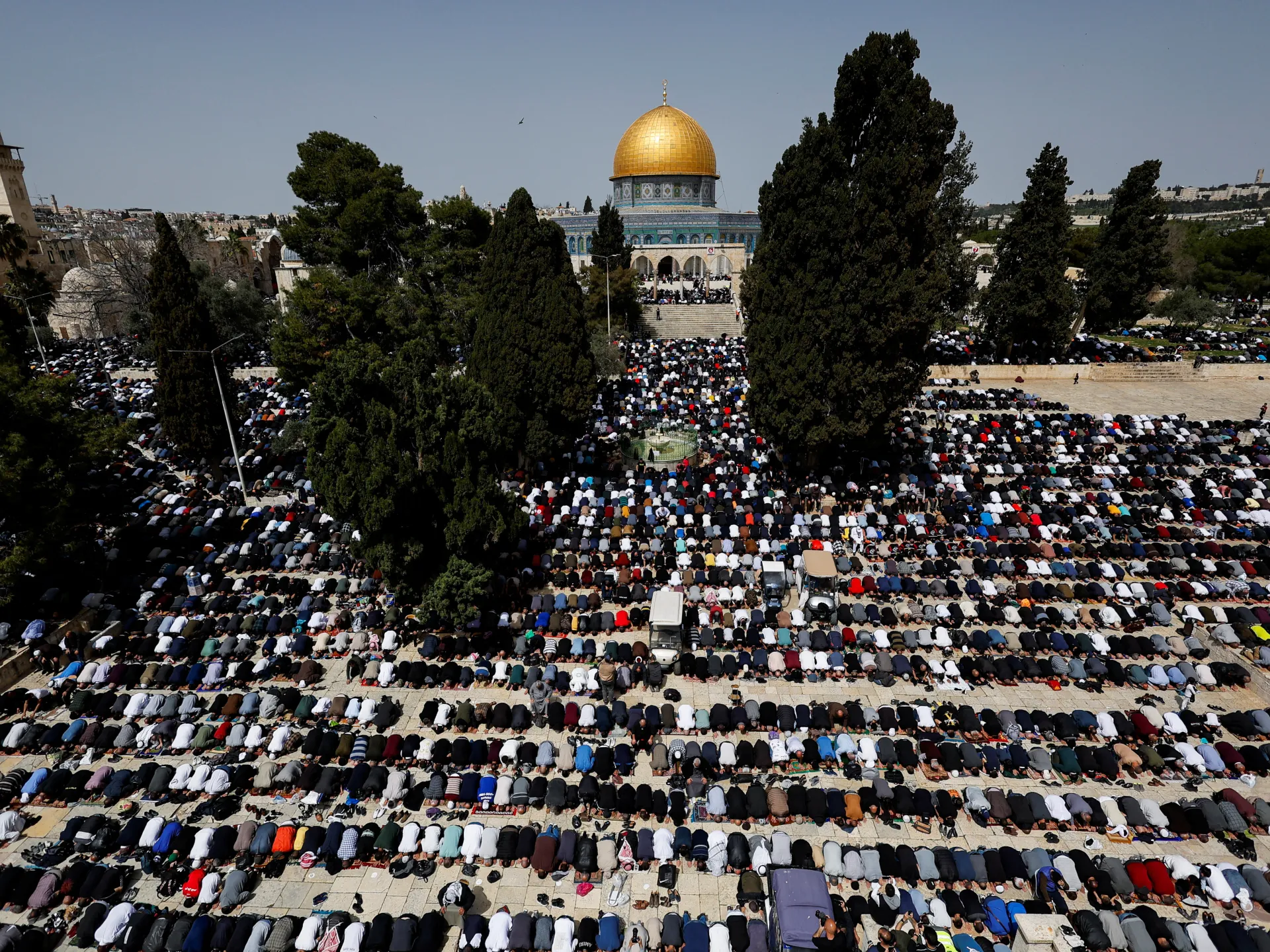 100 ألف فلسطيني يؤدون الصلاة بالأقصى في أول جمعة بعد إغلاق 40 يوما