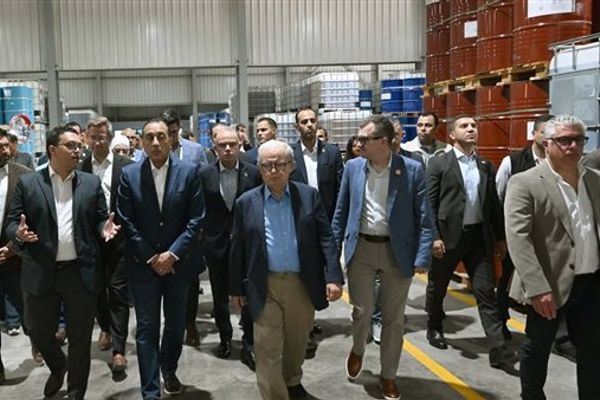 رئيس الوزراء يفتتح مصنعًا لإنتاج الكيماويات المتطورة بالسخنة