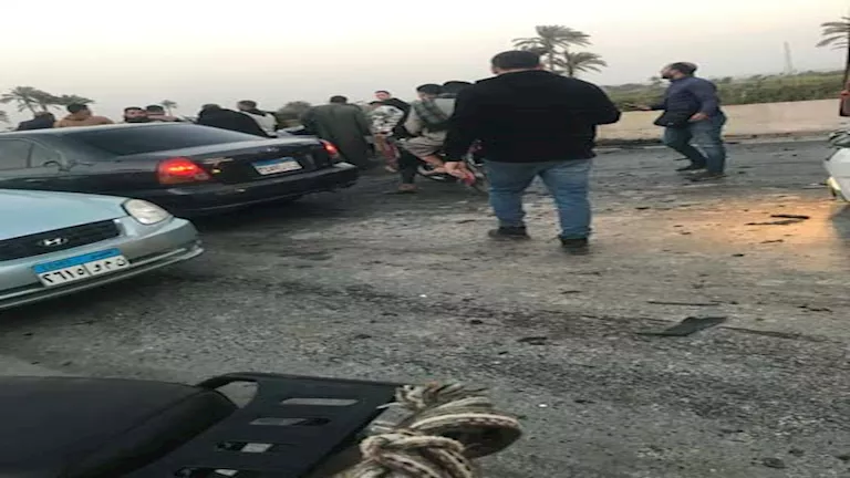 إصابة 3 أشخاص في حادث تصادم سيارتين أعلى الطريق الأوسطي