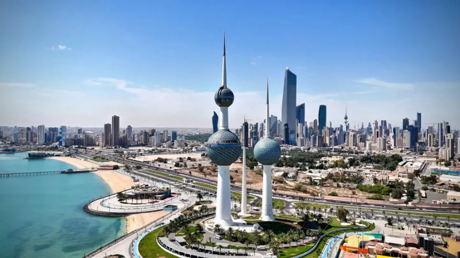 الكويت: إصابات وأضرار بمطار الكويت بعد استهدافه بمسيّرات إيرانية