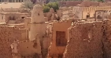 كانت عاصمة إقليم الواحات فى العصر المملوكى والعثمانى.. اشتهرت بمجلس الشرع الشريف.. قرية القلمون بالداخلة أرض الكروم وملتقى القوافل التجارية بالمنطقة.. تميزت بموقعها الحصين ووثائقها ومصاحفها المكتوبة