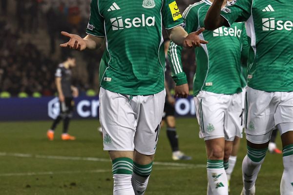 "سوبر هاتريك" جوردون يقرب نيوكاسل من دور الـ16 الأوروبي